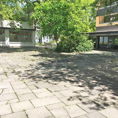 Maroder Plattenbelag auf dem Innenhof an der Tessenowstraße.