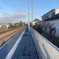 Bahnsteig an einer zweigleisigen elektrifizierten Bahnstrecke