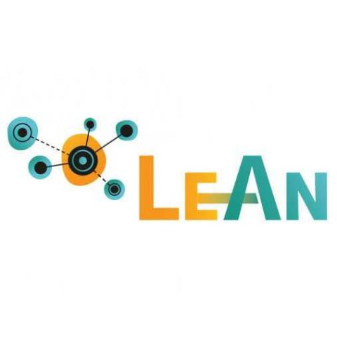 Grafik: Orange-Grüne Schriftzug LeAn mit einer Zeichnung vernetzter Punkte