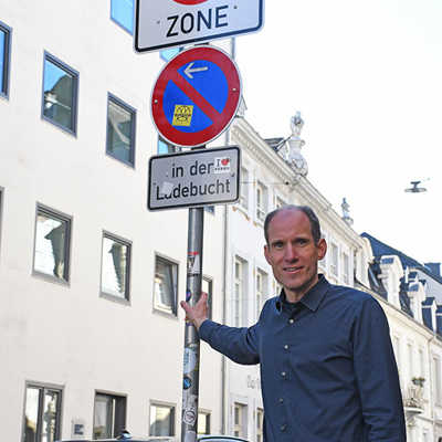Die neue Tempo-20-Zone beginnt an der Einfahrt in die Brückenstraße: Baudezernent Dr. Thilo Becker wirbt für die Verkehrsberuhigung in dem Innenstadtquartier um das Karl-Marx-Haus. 