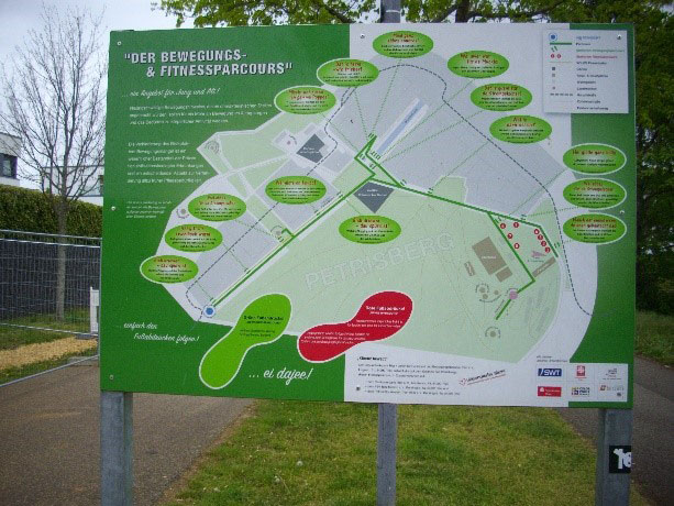 Eingangsplakat zum Bewegungsparcours am Petrisberg
